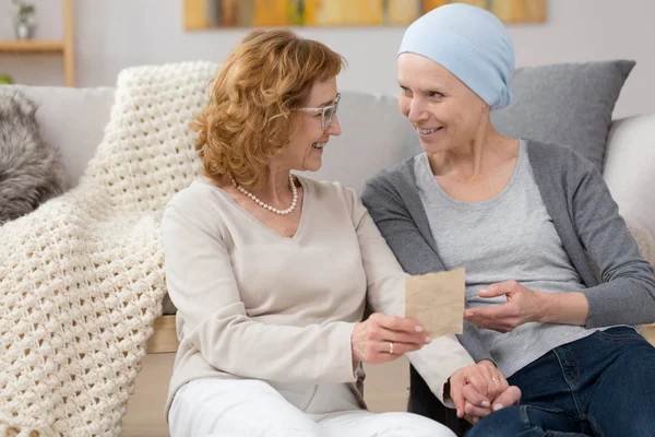 Frauen sprechen über ein Rezept — Stockfoto