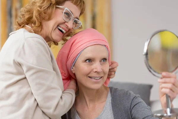 Mulher após quimioterapia recebendo cachecol — Fotografia de Stock
