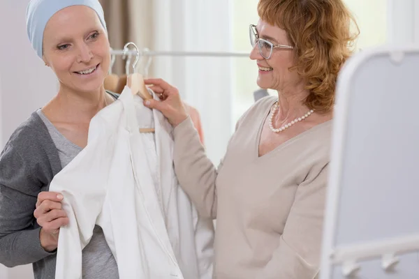 Mujer mirando su chaqueta — Foto de Stock