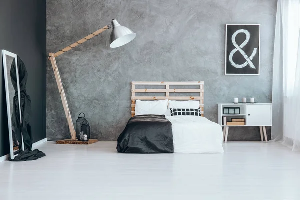Czarno-białe łóżka — Zdjęcie stockowe
