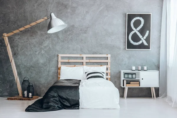 Oversize lamp next to bed — Stock Photo, Image