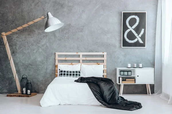 Yatağa atılan yorgan