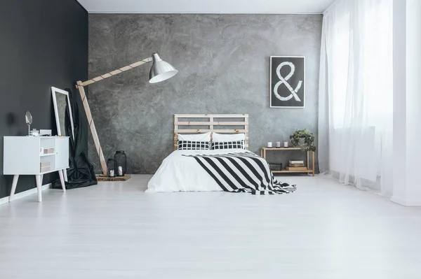 Slaapkamer met getextureerde muur — Stockfoto