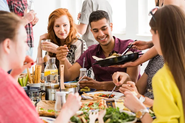 Vrienden op gezond vegan feestje — Stockfoto