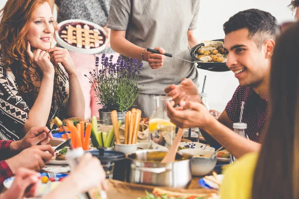 Freunde gemischter Rassen genießen vegetarisches Mittagessen — Stockfoto