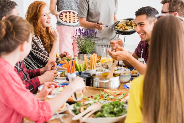 Dieta vegana y concepto de personas — Foto de Stock