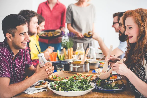 Ehepaar bei vegetarischer Catering-Party — Stockfoto