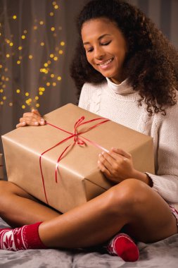 Gülümseyen kadın şu anda arıyorum