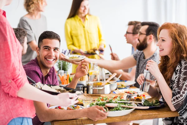Lezzetli sebze yemekleri çalışan insanlar