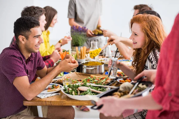 Vrienden ontmoeting met vegan catering, — Stockfoto