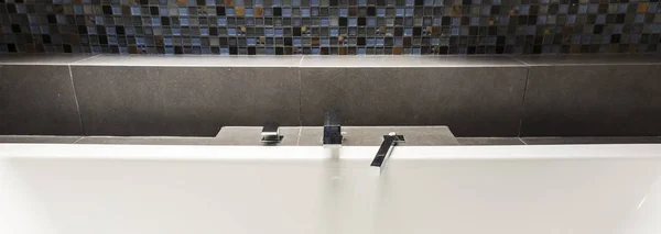 Chrome washbasin кран — стоковое фото