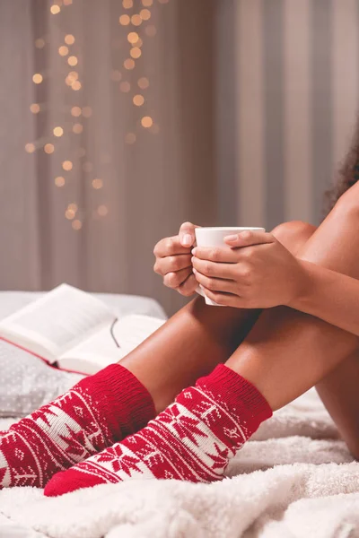 Mujer en calcetines nórdicos cálidos con taza — Foto de Stock