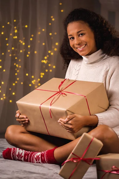 クリスマス プレゼントを保持している女性 — ストック写真
