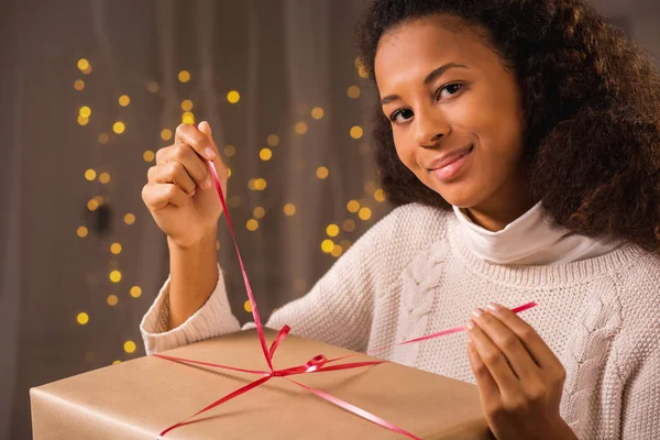 Genç kadın unwraping bir hediye