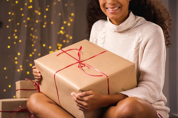 Gülümseyen kadın mevcut ile oturuyordu