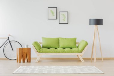 Minimalist ve doğal öğrenci odası