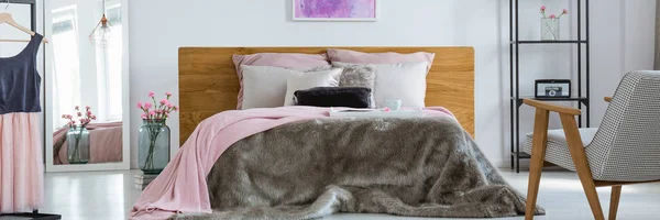 Κρεβάτι με γούνινο κουβέρτα — Φωτογραφία Αρχείου