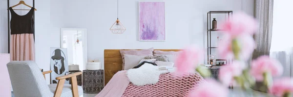 Bed met roze beddengoed — Stockfoto