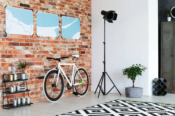 Велосипед стоит напротив кирпичной стены — стоковое фото