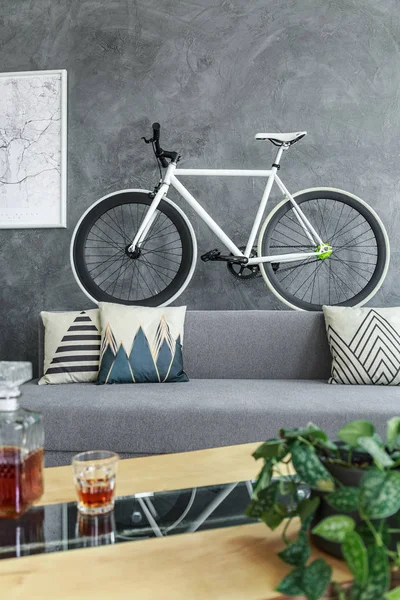 Велосипед на диване — стоковое фото