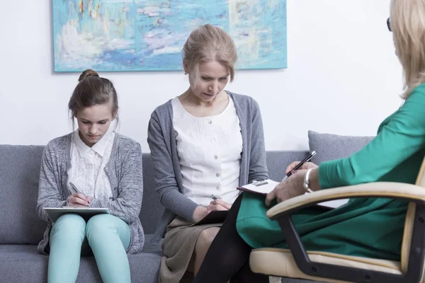 Mother and daughter at psychotherapist — Stock Photo, Image