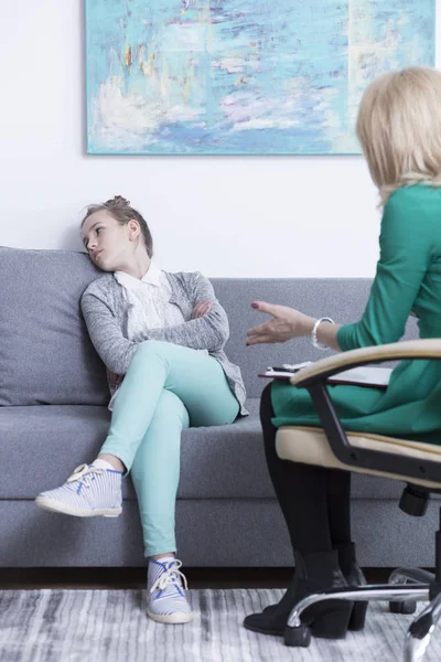 Upset teenage girl at psychologist — Stock Photo, Image