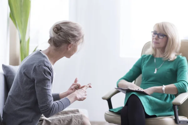 Жіночий пацієнт розмовляє з терапевтом — стокове фото