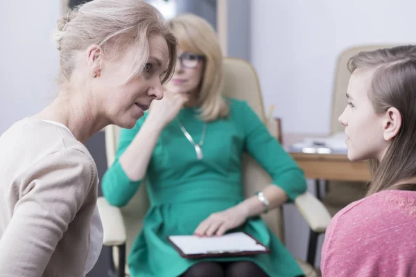 Psychotherapie der Tochter und der überbehütenden Mutter — Stockfoto