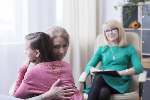 Knuffelen tienerdochter op psycholoog — Stockfoto