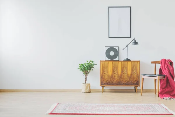 Vintage cupboard and vinyl record — Stock Photo, Image