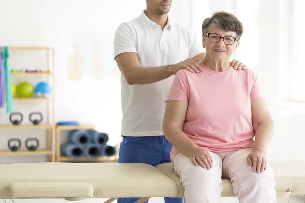 Ältere Dame auf Physiotherapie — Stockfoto