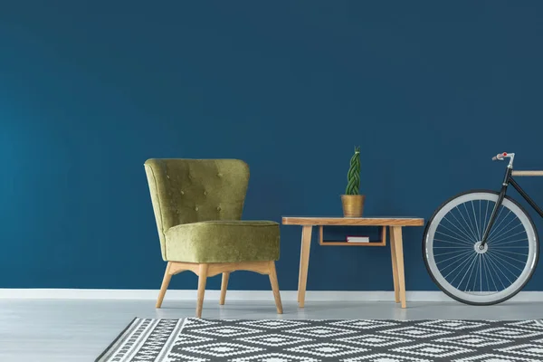 Tavolino da caffè e parete blu — Foto Stock