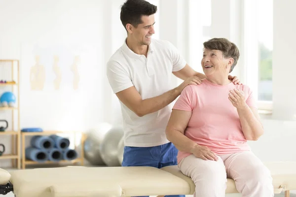 Physiotherapist with a senior — Stock Photo, Image