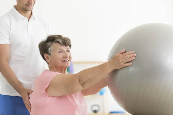 Сеанс физиотерапии с фитнес-мячом — стоковое фото