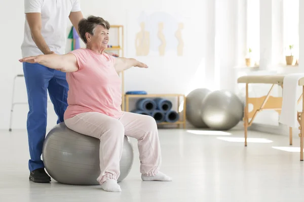 Ward sitting on fit ball — Stock Photo, Image