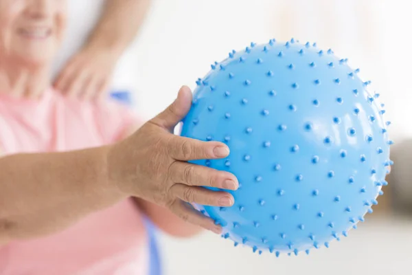 Blå spetsade massage ball — Stockfoto