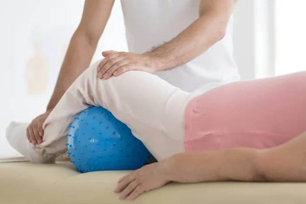 PNF övningar med massage ball — Stockfoto