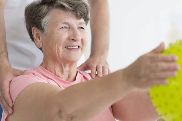 Пожилая женщина наслаждается упражнениями — стоковое фото