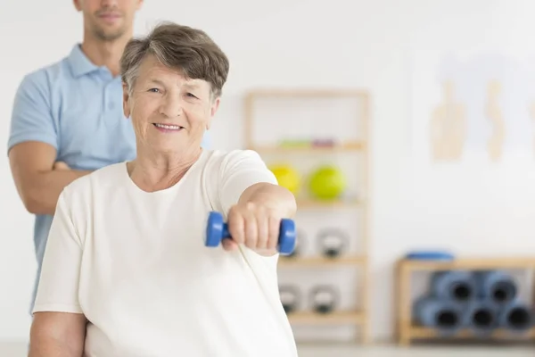 Woman doing isometric exercises — Stock Photo, Image