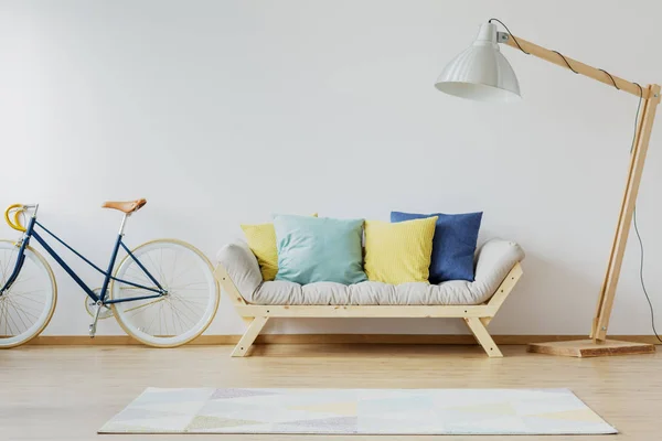 Kolorowe poduszki na kanapie drewniane Obrazy Stockowe bez tantiem