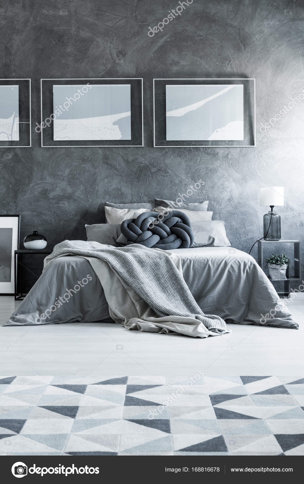 Grijze slaapkamer met geometrische tapijt — Stockfoto © photographee ... Grijze slaapkamer met geometrische tapijt — Stockfoto © photographee ...