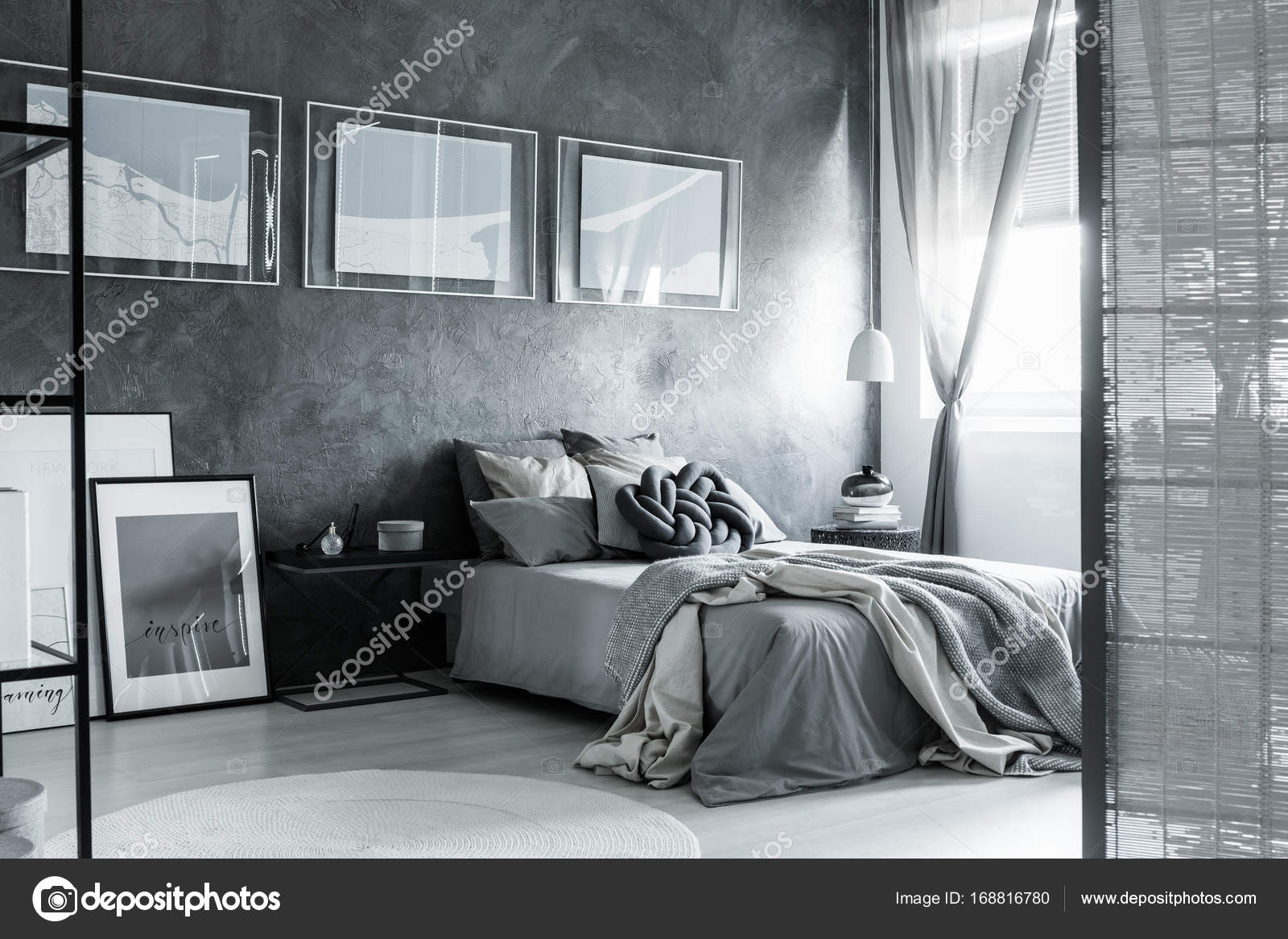 Camera da letto grigia scura con schermo — Foto Stock © photographee ... Camera da letto grigia scura con schermo — Foto Stock © photographee ...
