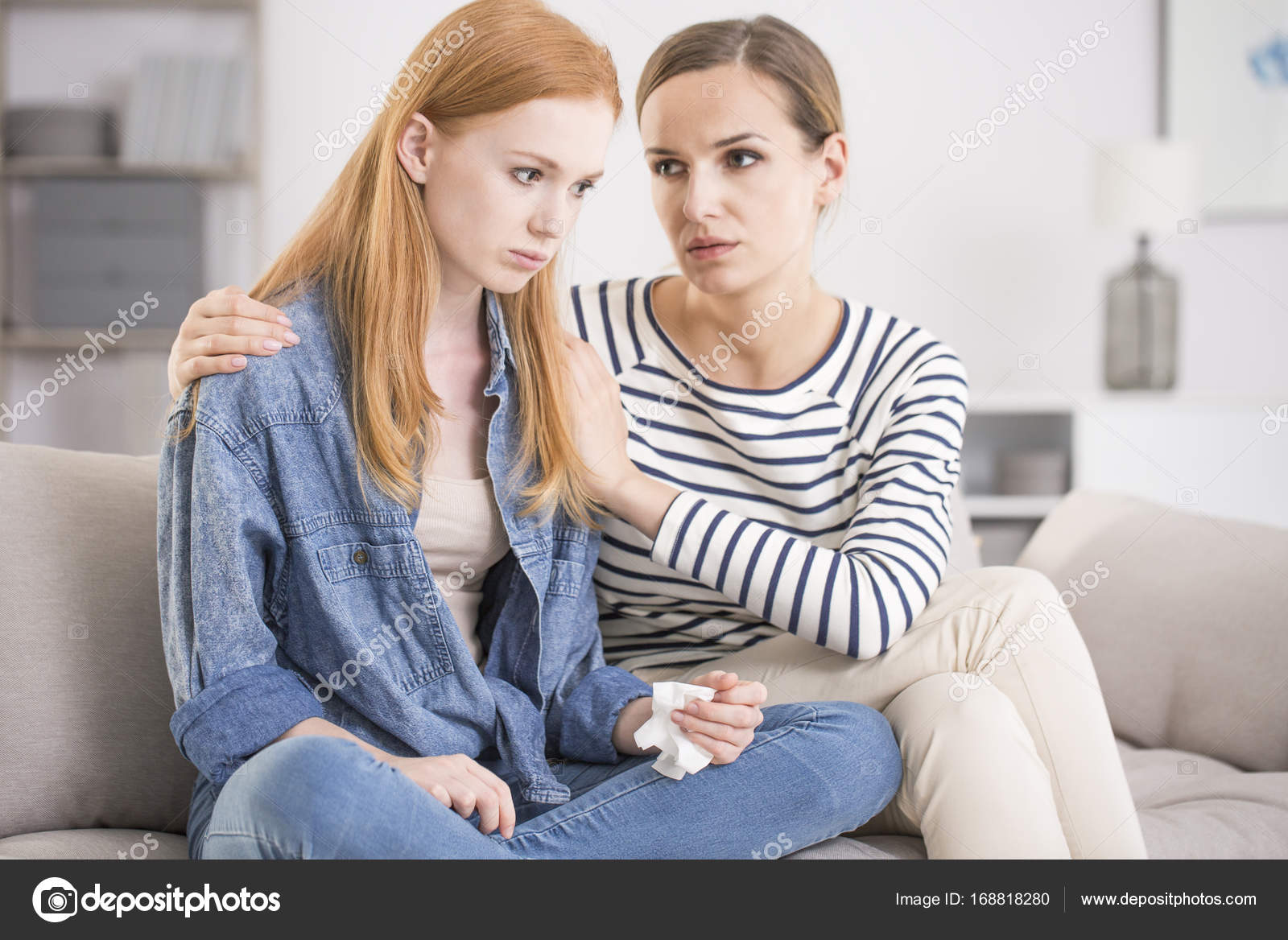 С сестрой с разговором. С сестрой с разговором. Две девушки грустят. Ссора. Две женщины спорят.