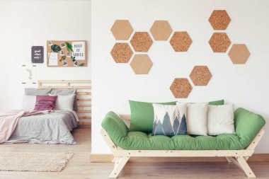 Beyaz duvar yeşil kanepeye