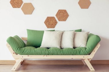 Ahşap oturma grubu gri yastık