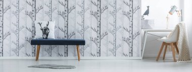 Orman duvar kağıdı karşı tabure