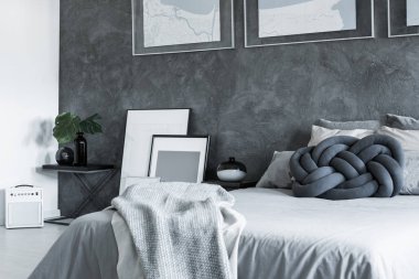 Kral yatak üzerinde parlak bedsheets