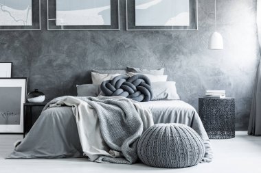 Kabarık tek renkli yatak odası