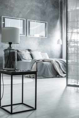 Yatak odasında masa lambası