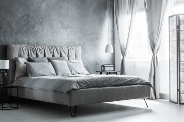 Sofistike karanlık yatak odası perde